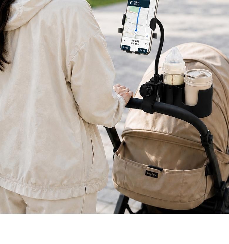 휴대폰을 거치한 외출 장면 상세 이미지